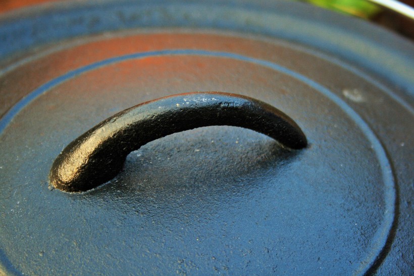 点击大图看下一张：生锈的铁锅图片