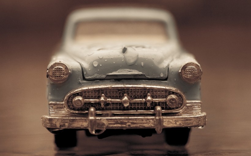 点击大图看下一张：复古玩具汽车图片
