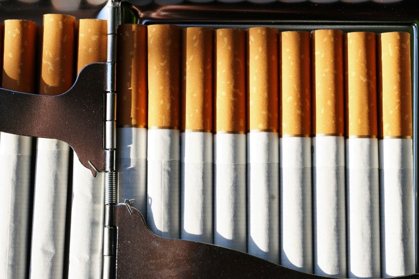 点击大图看下一张：香烟吸烟图片