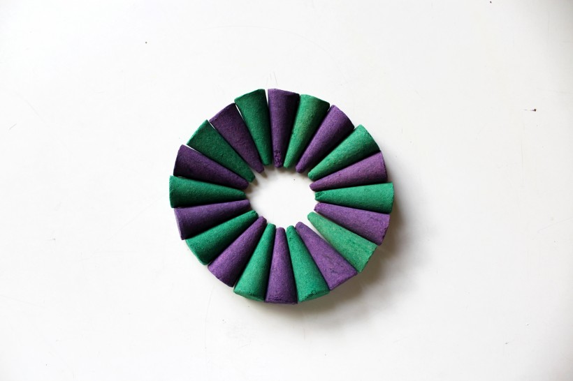 点击大图看下一张：佛教香炉熏香图片