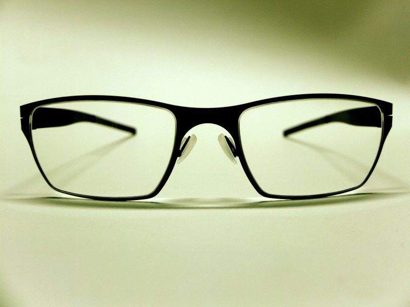 点击大图看下一张:眼镜特写图片