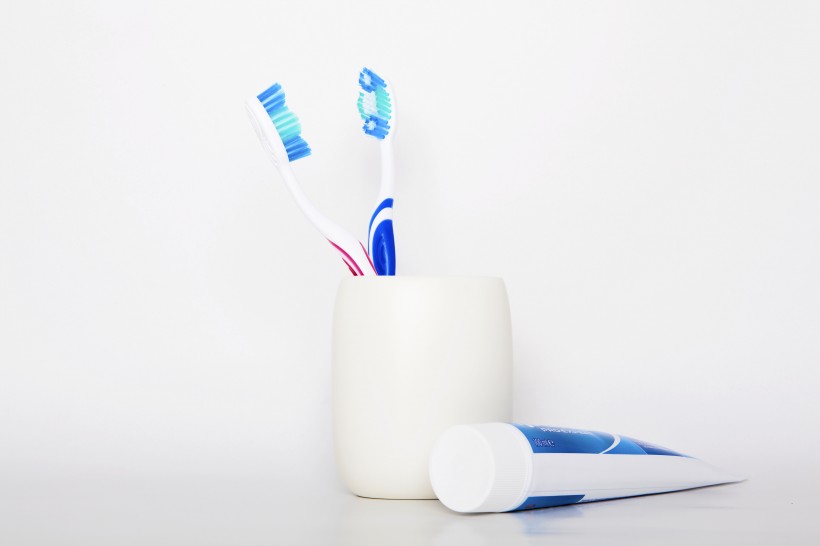 点击大图看下一张：牙刷牙膏图片