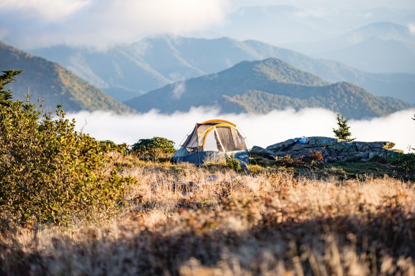 点击大图看下一张：野外的宿营帐篷图片