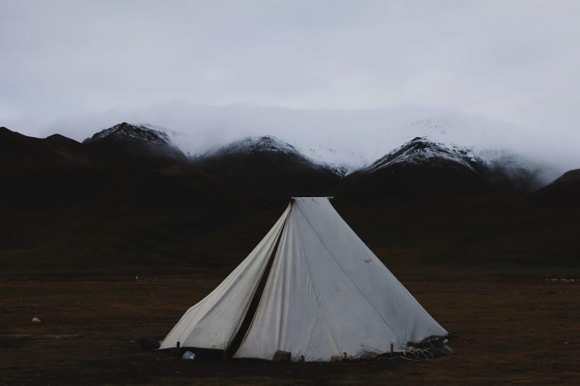 点击大图看下一张：野外的宿营帐篷图片