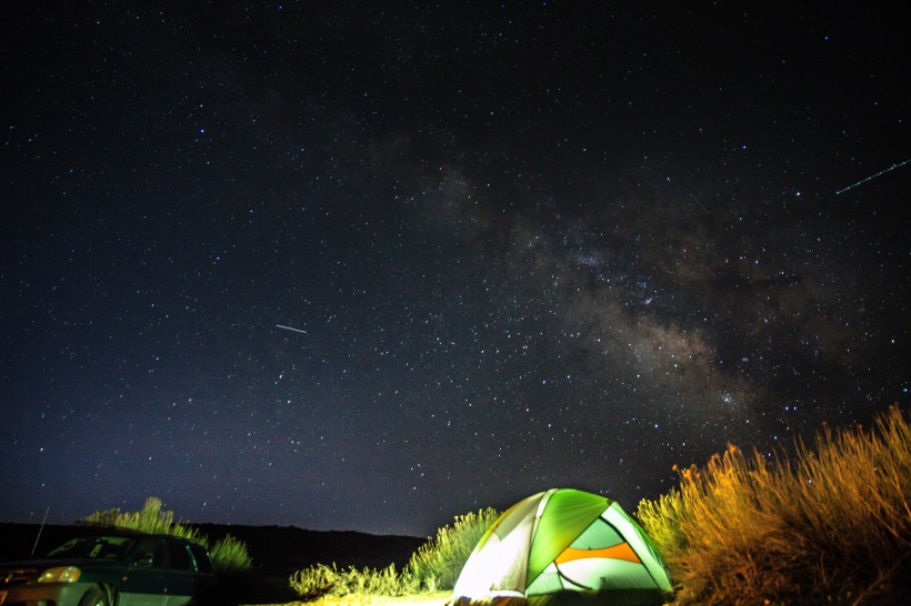点击大图看下一张：星空下旅行的帐篷图片
