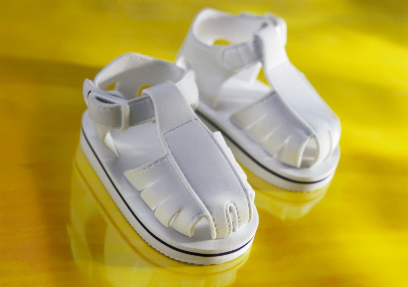 点击大图看下一张：婴儿衣服鞋子图片