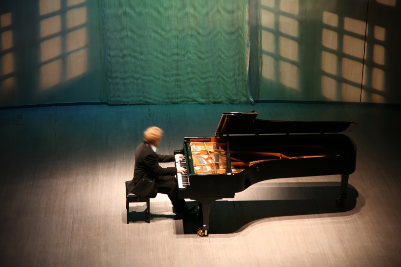 点击大图看下一张：优雅的钢琴展示图片
