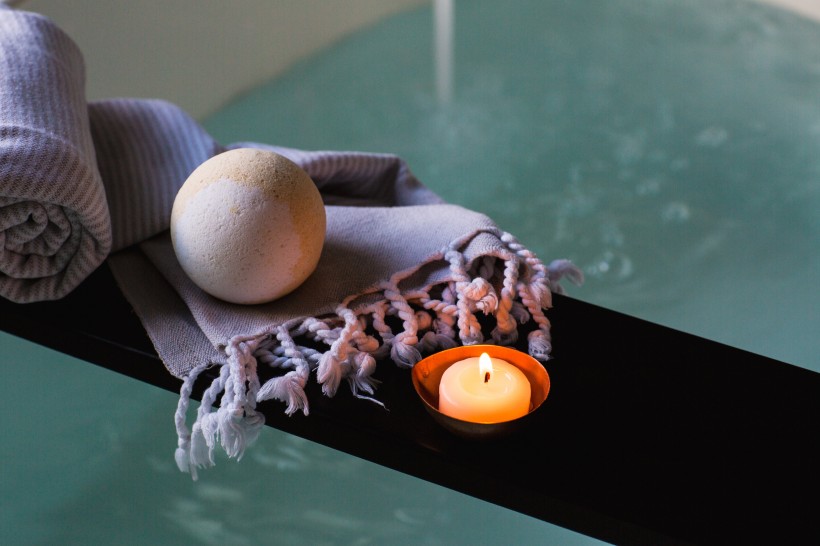 点击大图看下一张：浴缸炸弹和毛巾和蜡烛摆放一起图片