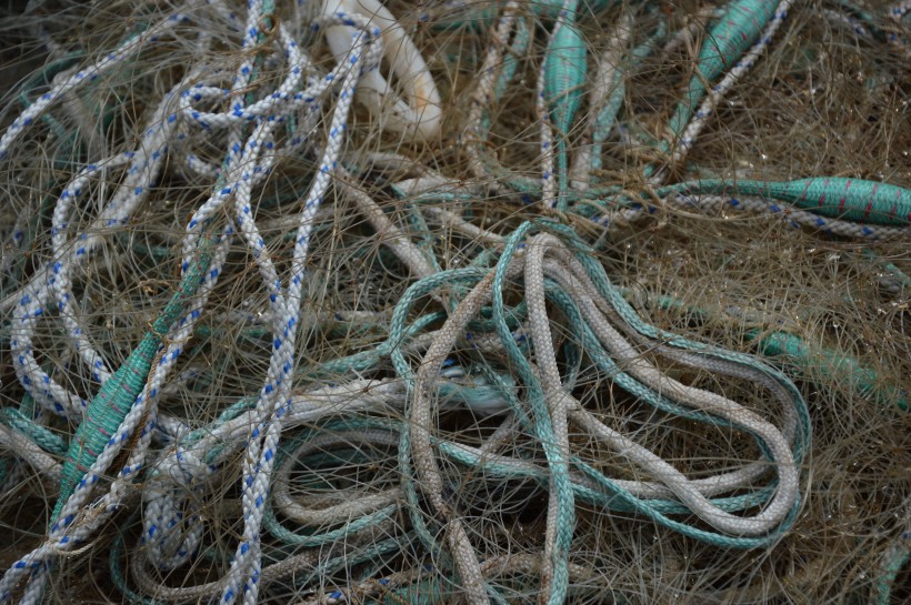 点击大图看下一张：凌乱堆积的渔网图片