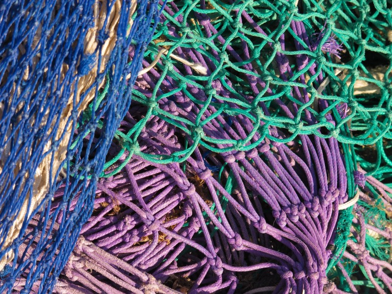 点击大图看下一张：凌乱堆积的渔网图片