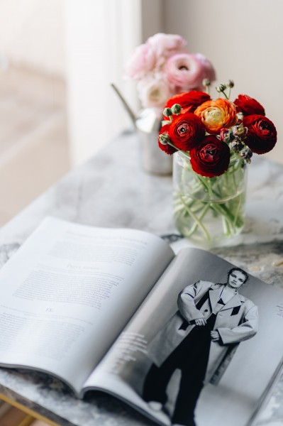 点击大图看下一张：桌上的杂志和鲜艳的鲜花图片