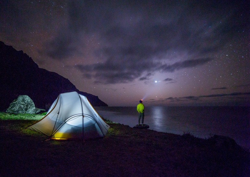 点击大图看下一张：夜晚露营的帐篷图片