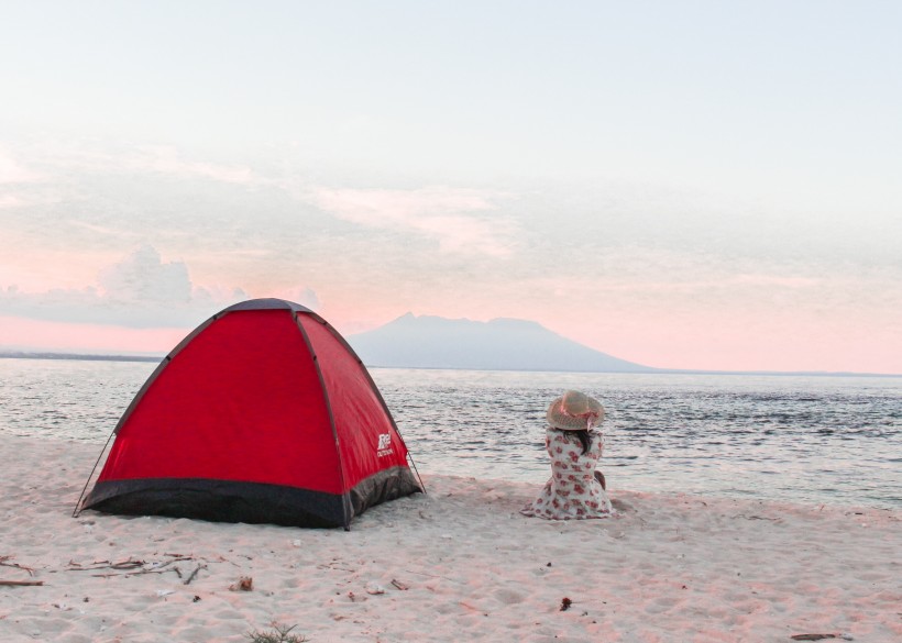 点击大图看下一张：旅行搭建的帐篷图片