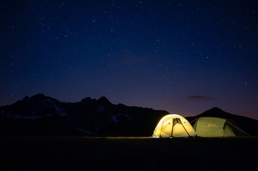 点击大图看下一张：夜晚露营的帐篷图片