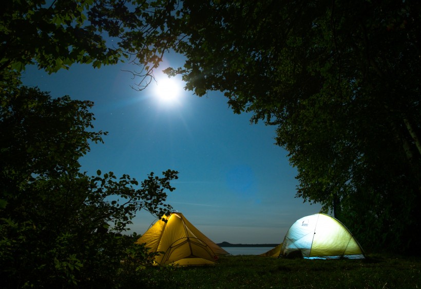 点击大图看下一张：旅行搭建的帐篷图片