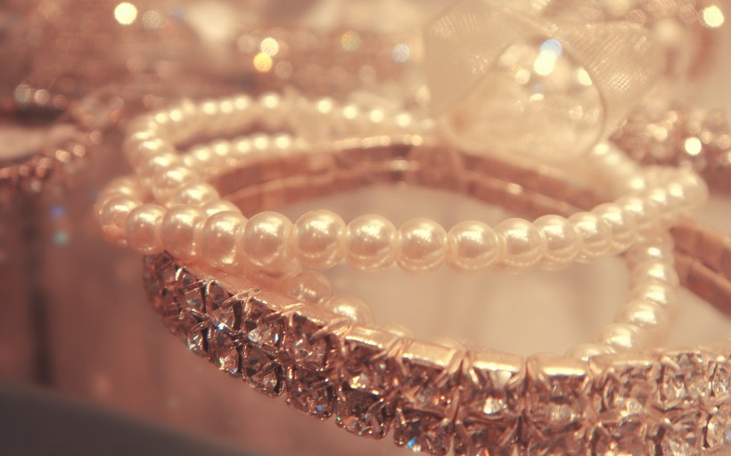 点击大图看下一张：光亮的珍珠饰品图片