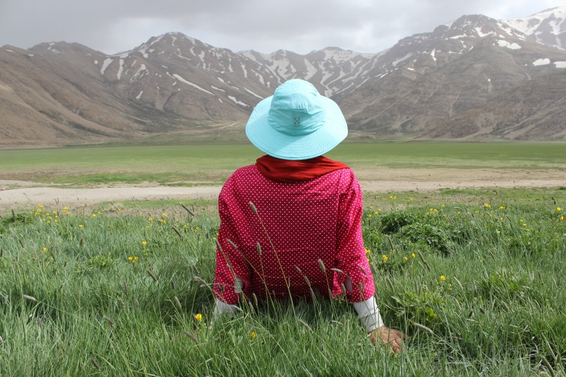 点击大图看下一张：旅行中必备草莓遮阳帽图片