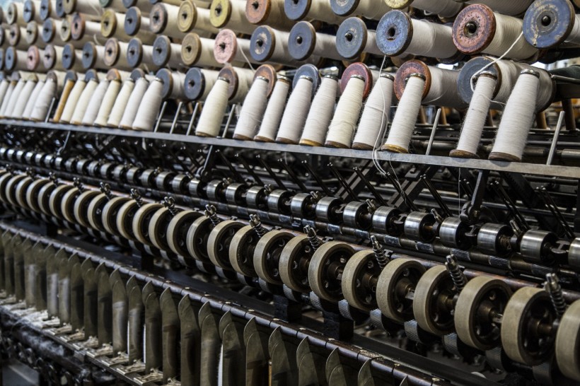 点击大图看下一张：纺织厂织布机图片