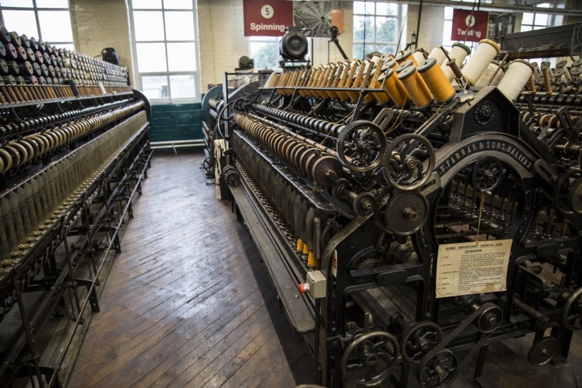 点击大图看下一张：纺织厂织布机图片