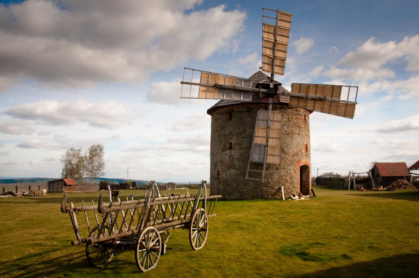 点击大图看下一张：转动的荷兰风车图片
