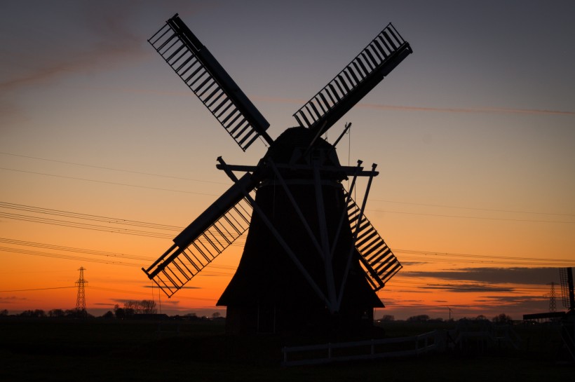 点击大图看下一张：转动的荷兰风车图片