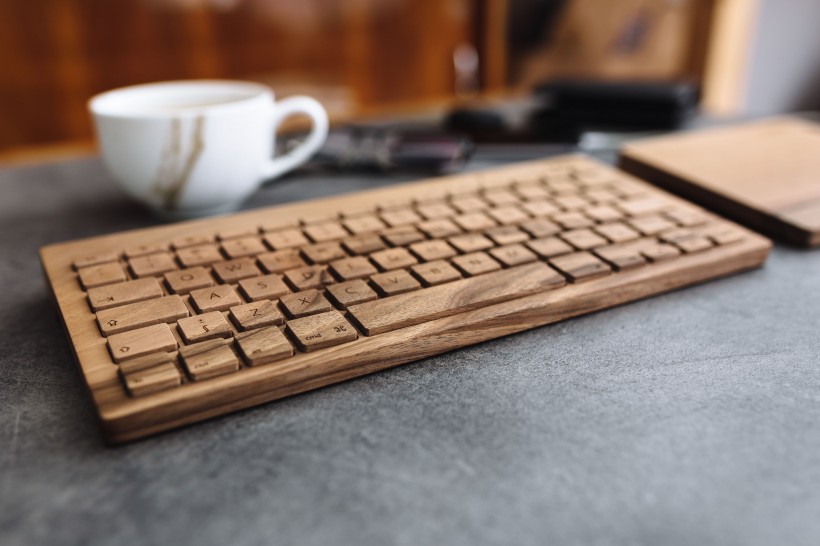 点击大图看下一张：桌上的木制键盘图片
