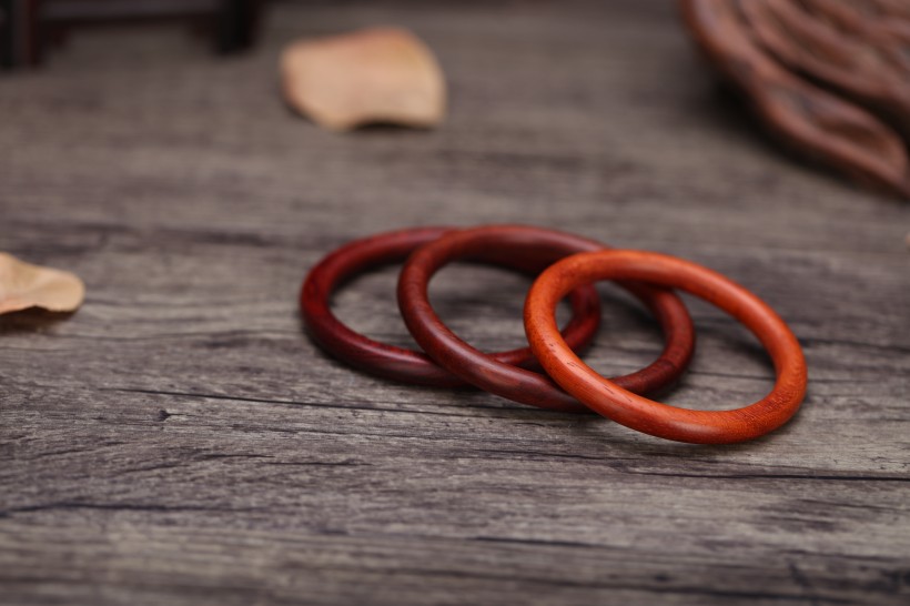 点击大图看下一张：做工精致的木质手镯图片