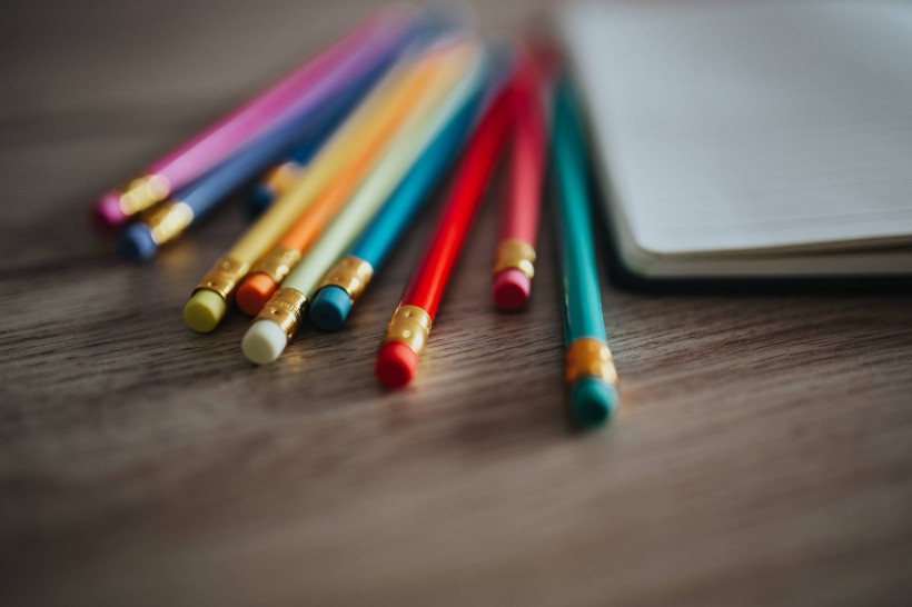 点击大图看下一张：桌子上的彩色铅笔图片