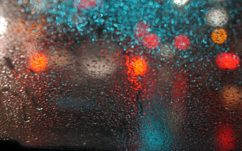 点击大图看下一张：雨后的玻璃窗图片