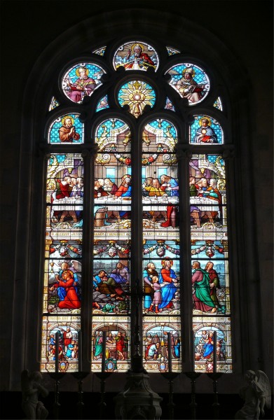 点击大图看下一张：教堂玻璃彩色花窗图片
