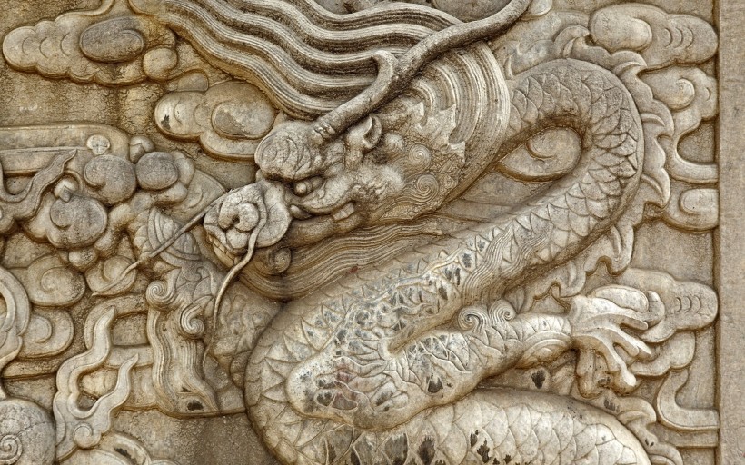 点击大图看下一张：龙的雕刻艺术图片