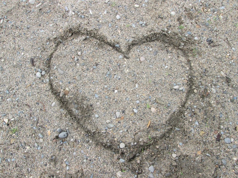 点击大图看下一张：沙滩上的爱心图片