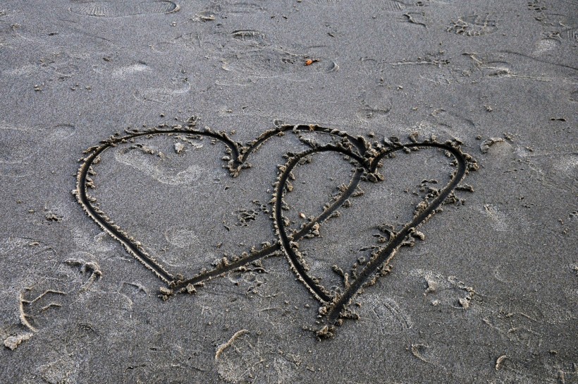 点击大图看下一张：沙滩上的爱心图片