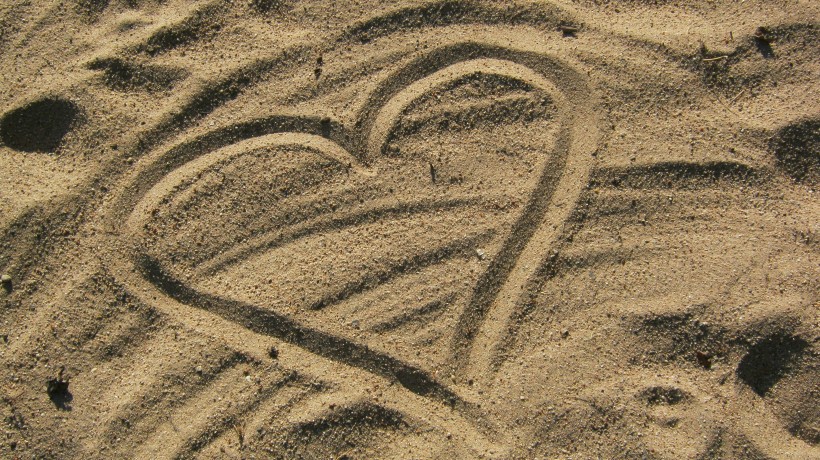 点击大图看下一张：画在沙滩上的心形图片