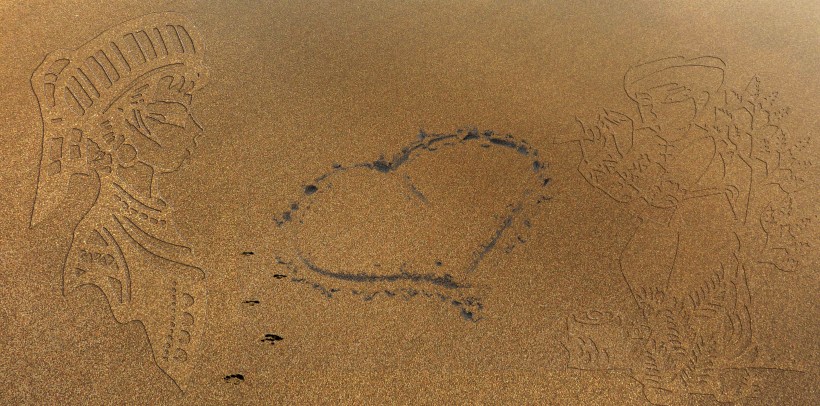 点击大图看下一张：画在沙滩上的心形图片