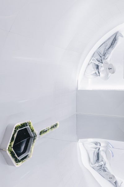 点击大图看下一张：太空舱模型的展览图片