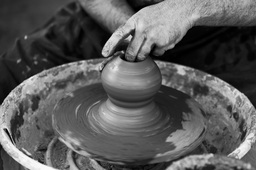 点击大图看下一张：正在拉坯做陶艺的人图片