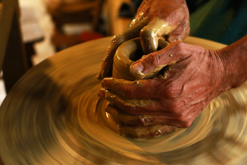 点击大图看下一张：正在拉坯做陶艺的人图片