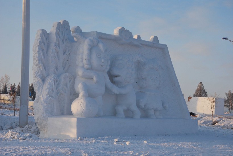 点击大图看下一张：雪雕艺术图片