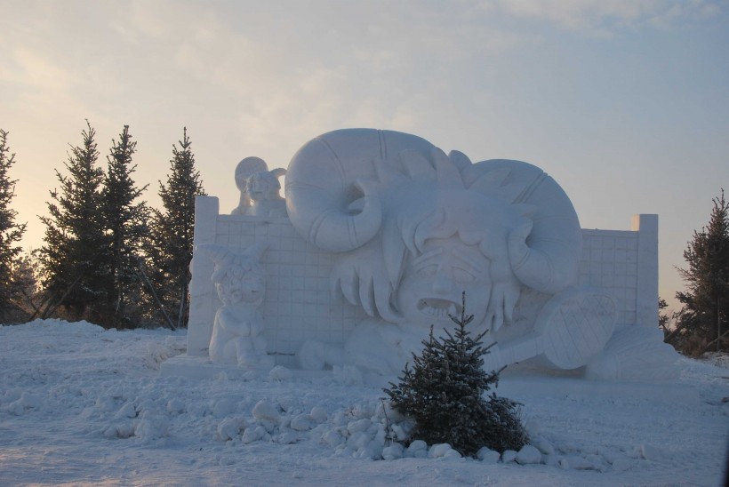 点击大图看下一张：雪雕艺术图片