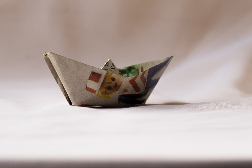 点击大图看下一张：可爱的折纸小船图片