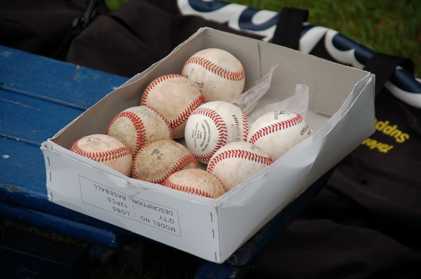 点击大图看下一张：棒球运动器材棒球图片