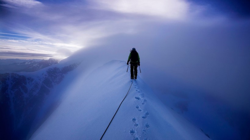 点击大图看下一张：极限运动登雪山图片