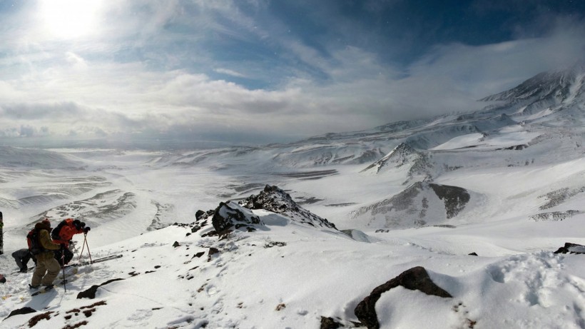 点击大图看下一张：极限运动登雪山图片