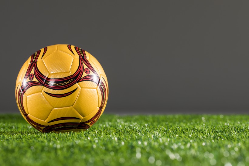 点击大图看下一张：世界杯足球场足球图片