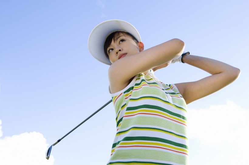 点击大图看下一张：打高尔夫球女性图片