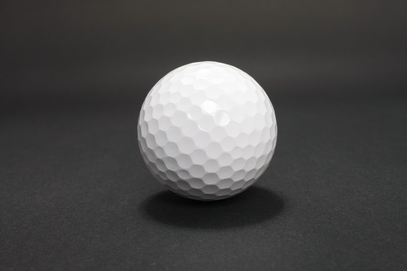 点击大图看下一张：白色的高尔夫球图片