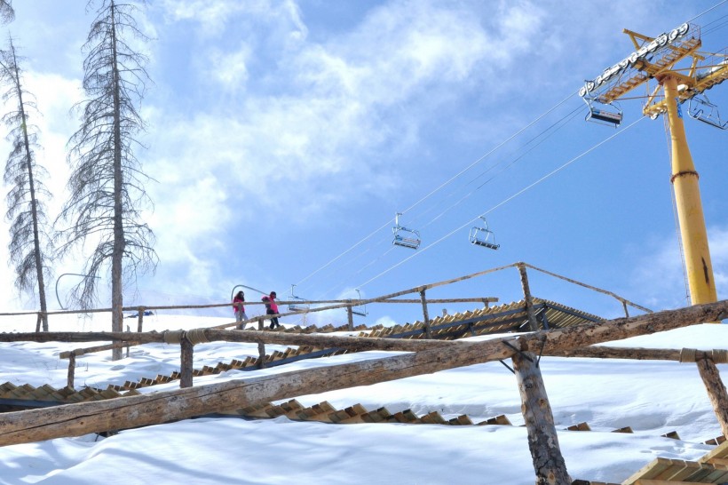 点击大图看下一张：高山滑雪场图片