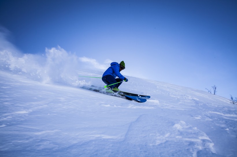 点击大图看下一张：高山滑雪运动图片