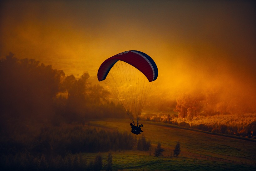 点击大图看下一张：惊险的滑翔伞运动图片